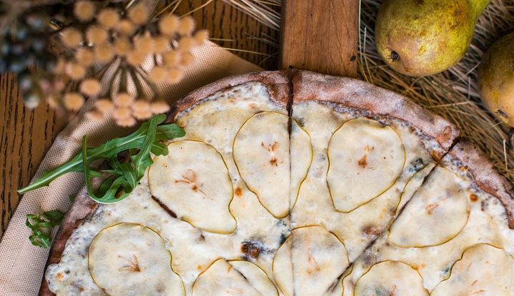 Pizza mit Birne und Gorgonzola
